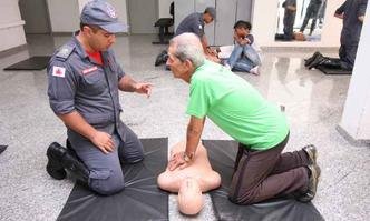 No evento, volunt�rios treinaram t�cnicas de primeiros socorros (foto: Ed�sio Ferreira/EM/D.A Press)