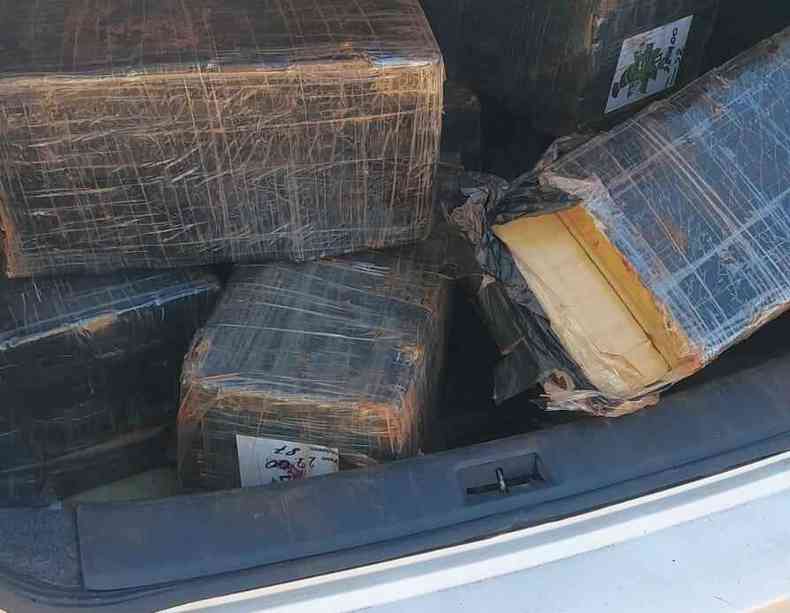 Barras de maconha acomodadas dentro de porta-malas de carro