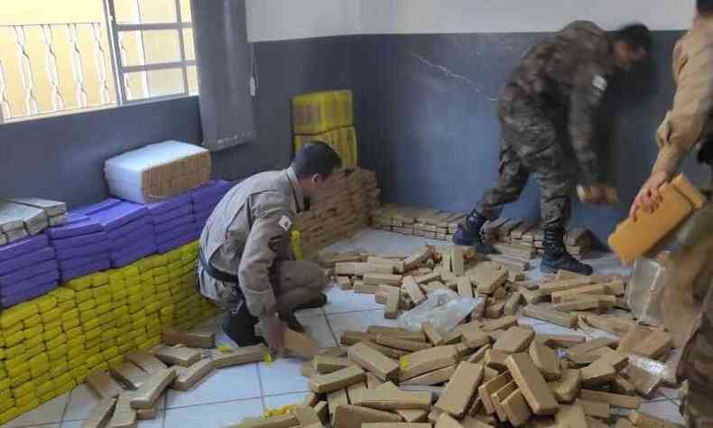 Policiais militares apreenderam vasta quantidade de maconha em Santa Luzia, na Grande BH(foto: Divulgao/PMMG)