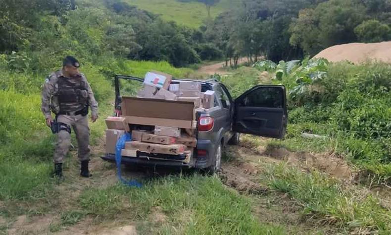 A camionete foi interceptada assim que deixou a estrada e entrou no matagal