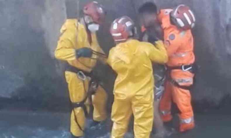 Homem apresentou dificuldade ao ser resgatado por bombeiros(foto: Reproduo/Redes Sociais)