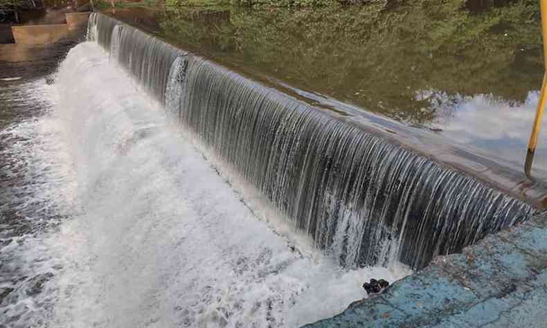 gua abundante na barragem de captao da Codau no Rio Uberaba