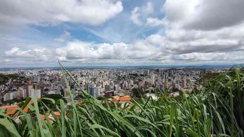 Belo Horizonte ao fundo da foto