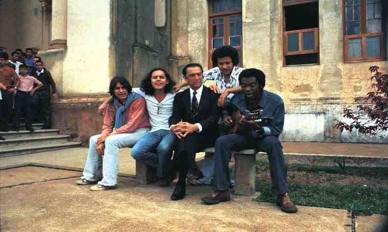Lo Borges, Fernando Brant, Juscelino Kubistcheck, Marcio Borges e Milton Nascimento em frente ao Seminario de Diamantina