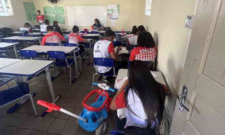 sala de aula com alunos em colgio de sergipe