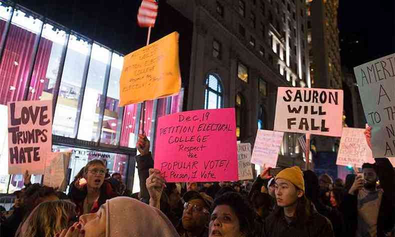 Quinta Avenida, em NY, foi palco de mais um dia de protestos contra o presidente eleito Donald Trump(foto: AFP / Bryan R. Smith )