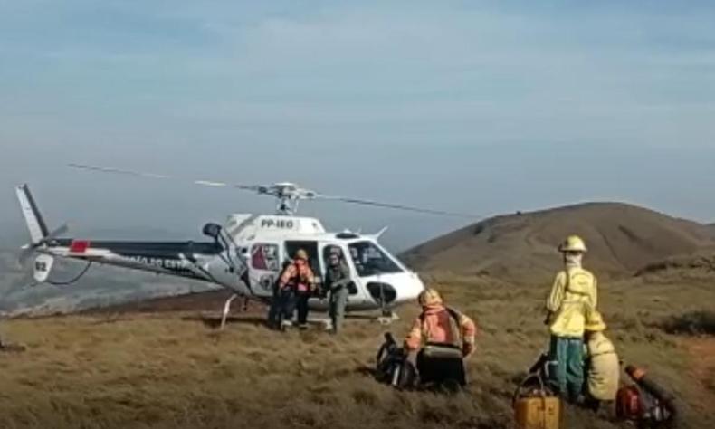 Helicptero do Corpo de Bombeiros na Serra da Moeda, alguns militares entrando na aeronave