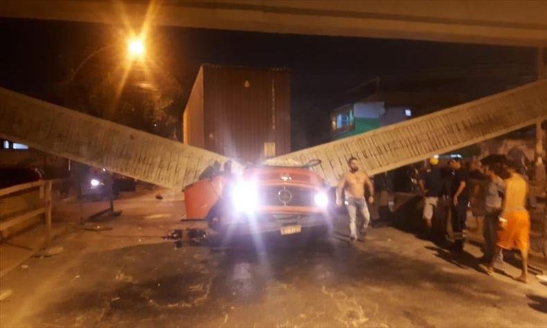 O caminh�o teria se chocado com o viaduto(foto: Reprodu��o/Internet )