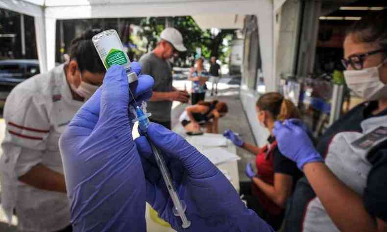 A Campanha de Vacinao contra a gripe j est acontecendo em todo o pas(foto: Leandro Couri )
