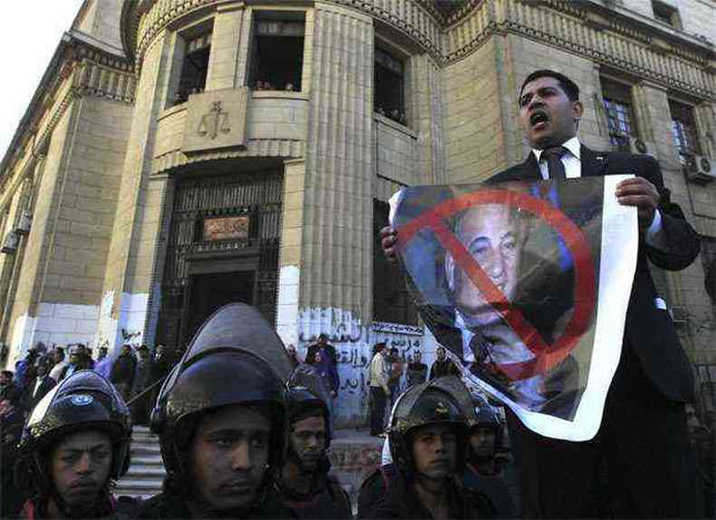 Tribunal Superior de Justia no cairo foi alvo de protestos(foto: REUTERS/Mohamed Abd El Ghany )