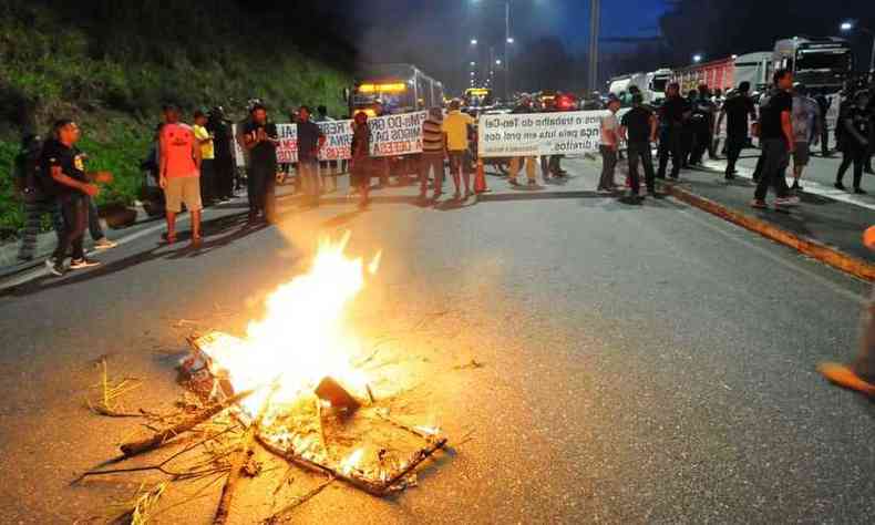 Os manifestantes fecharam os dois sentidos da MG-010 durante cerca de duas horas(foto: Gladyston Rodrigues/EM/D.A Press)