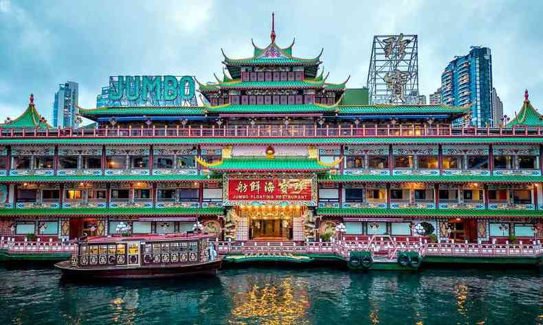 Vista da fachada do Jumbo, restaurante flutuante de 76 metros, que era atrao turstica em em Hong Kong