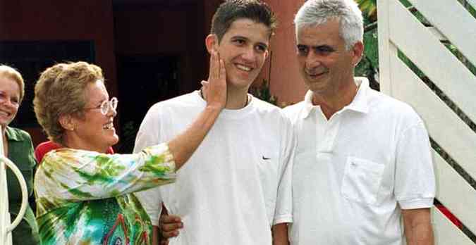 Pedrinho encontra seus pais biolgicos, no final de 2002(foto: NEHIL HAMILTON/CBPRESS )