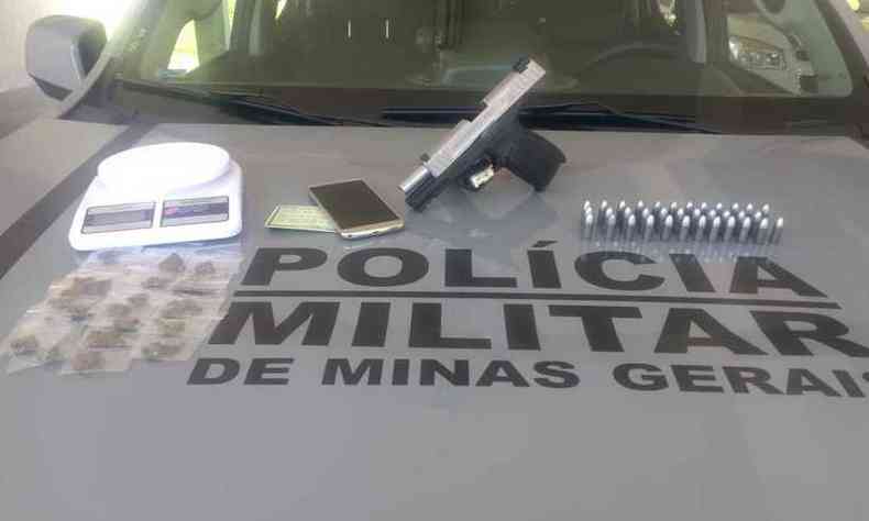 Materiais apreendidos com 'Caldeiro'(foto: Divulgao/Polcia Militar)