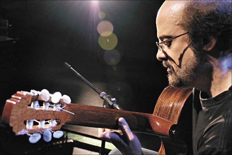 Em seu novo trabalho, Conrado Paulino incluiu Menina da Lua, do compositor mineiro Renato Motha (foto: Flávio regis/Divulgação ) Em seu novo trabalho, Conrado Paulino incluiu Menina da Lua, do compositor mineiro Renato Motha (foto: Flávio regis/Divulgação )