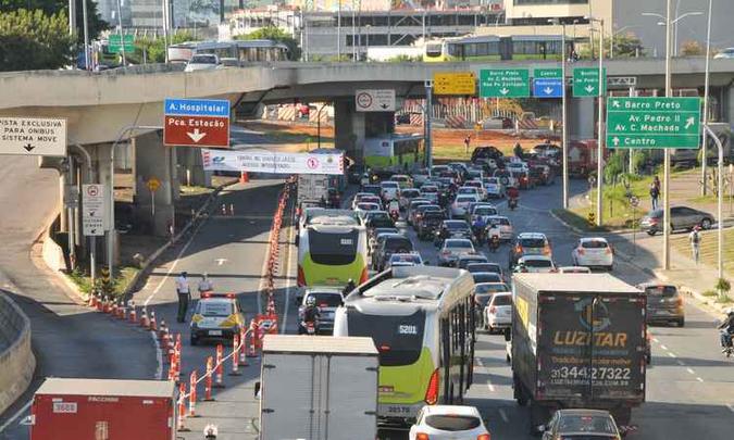 Fechamento no acesso ao Viaduto Leste para todos os condutores que chegam ao Centro pela Antônio Carlos provocou congestionamentos nos dois primeiros dias da medida. Motoristas terão que ter muita paciência, pois os transtornos prometem durar 30 dias(foto: Jair Amaral/EM/D.A PRESS) Fechamento no acesso ao Viaduto Leste para todos os condutores que chegam ao Centro pela Antônio Carlos provocou congestionamentos nos dois primeiros dias da medida. Motoristas terão que ter muita paciência, pois os transtornos prometem durar 30 dias(foto: Jair Amaral/EM/D.A PRESS)