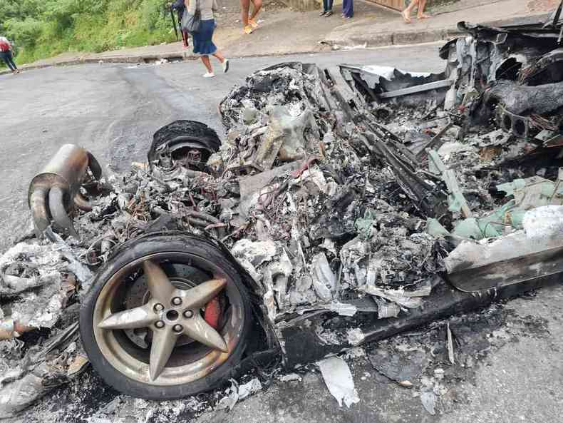 Ferrari queimada no Aglomerado da Serra