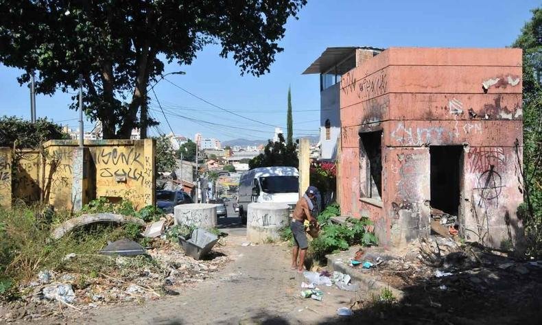 O terreno foi cedido pela Infraero para que fosse mantido pela Prefeitura de Belo Horizonte e pela população(foto: Gladyston Rodrigues/EM/D.A Press) Na foto, o parque abandonado no fundo do Aeroporto Carlos Prates. O local esta com o mato alto e estruturas depredadas.
