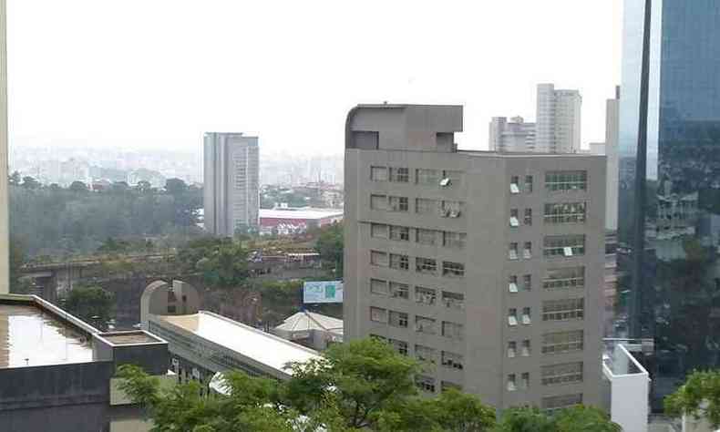 Manh de chuva fraca e cu nublado no Bairro Belvedere, Centro-Sul de Belo Horizonte (foto: Jair Amaral/ EM/ D.A Press )