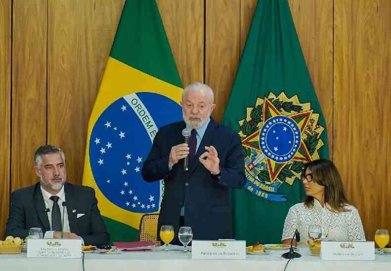 O presidente Lula, durante caf da manh com jornalistas, no Planalto, entre o ministro Paulo Pimenta, da Secretaria de Comunicao Social da Presidncia, e a primeira-dama, Janja da Silva