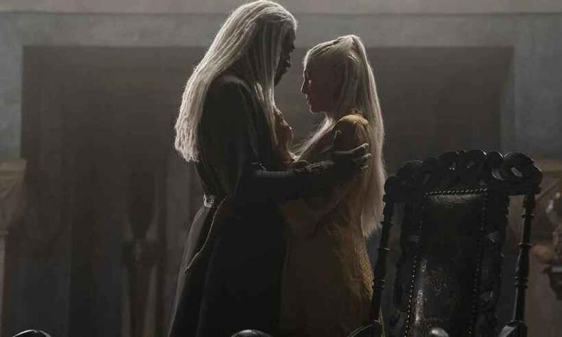 Os atores Steve Toussaint e Eve Best esto de lado e se abraam em cena da srie A casa do drago
