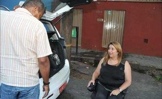 A funcionária pública Margarida Lages contou com a colaboração do taxista Wilson Cândido para ser transportada com sua cadeira de rodas, uma exceção no dia a dia marcado pela intolerância(foto: Marcos Vieira/EM/D.A Press) A funcionária pública Margarida Lages contou com a colaboração do taxista Wilson Cândido para ser transportada com sua cadeira de rodas, uma exceção no dia a dia marcado pela intolerância(foto: Marcos Vieira/EM/D.A Press)