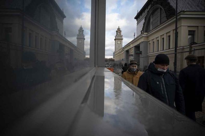 Há semanas, a Rússia vem registrando mais de mil mortes por covid-19 todos os dias(foto: Natalia KOLESNIKOVA / AFP) Cidadãos russos caminham por rua de Moscou