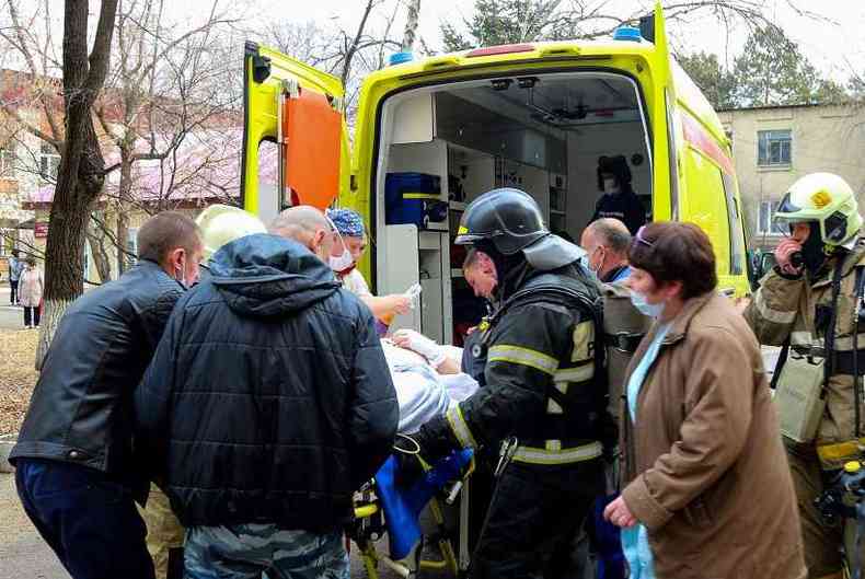 Depois de operado, o paciente foi transferido para outro hospital em Blagoveshchensk, na Rssia(foto: Ministrio para Situaes de Emergncia/AFP)
