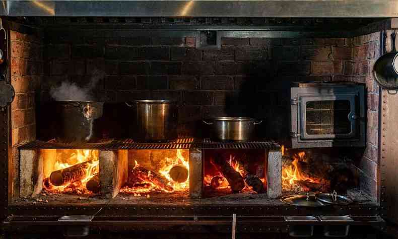 Quatro panelas em fogo do Restaurante Turi