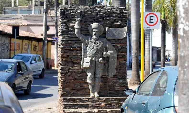 Em Sabar, esttua de bronze de Borba Gato afixada em pedras de minrio tem mensagem de boas-vindas aos visitantes