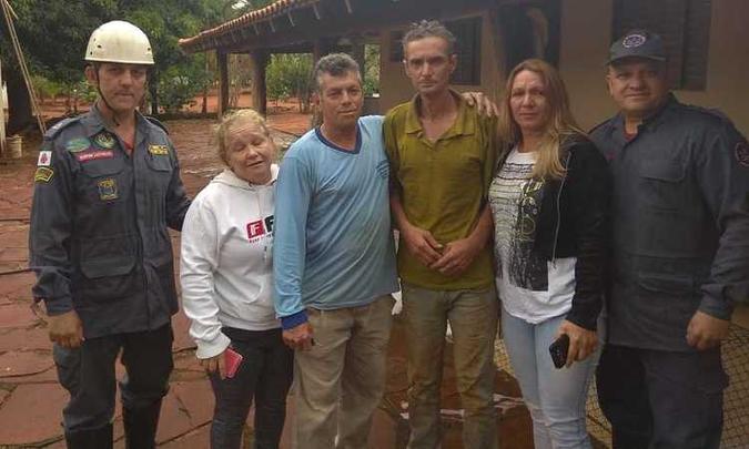 Abatido, Paulo foi amparado pelo caseiro e reencontrou seus parentes depois de atendido pelos militares(foto: Corpo de Bombeiros/Divulgação) Abatido, Paulo foi amparado pelo caseiro e reencontrou seus parentes depois de atendido pelos militares(foto: Corpo de Bombeiros/Divulgação)