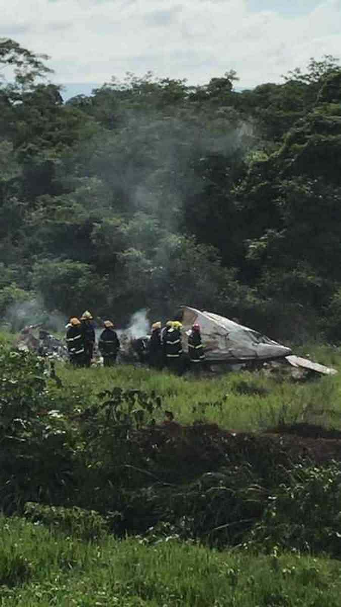 Acidente de avio matou empresrio, esposa, piloto e copiloto na manh desta segunda-feira em uma fazenda na zona rural de Jequita, Norte de MinasCorpo de Bombeiros/Divulgao