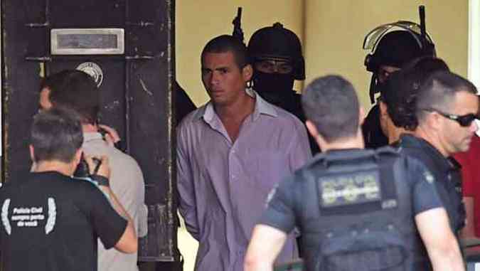 Sequestrador escoltado pela polcia na porta de hotel em Braslia(foto: Evaristo Sa/AFP)