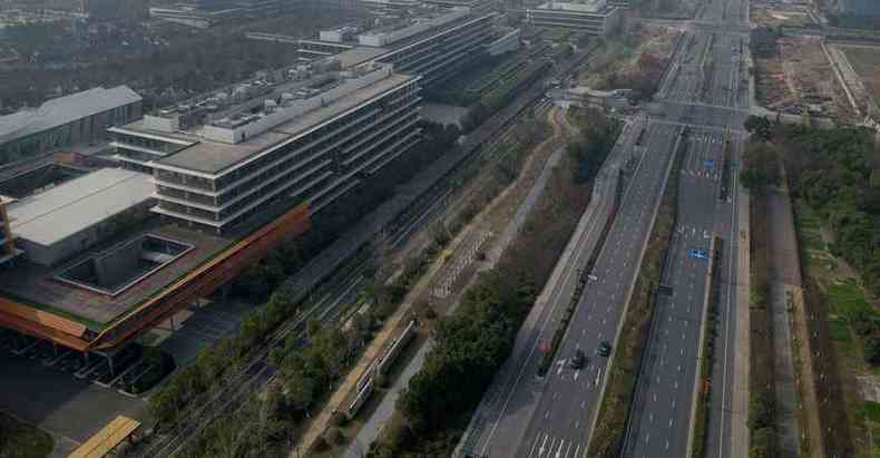 Com avenidas vazias, Hangzhou, quartel-general do gigante do varejo on-line Alibaba, sofre forte impacto na economia (foto: AFP)