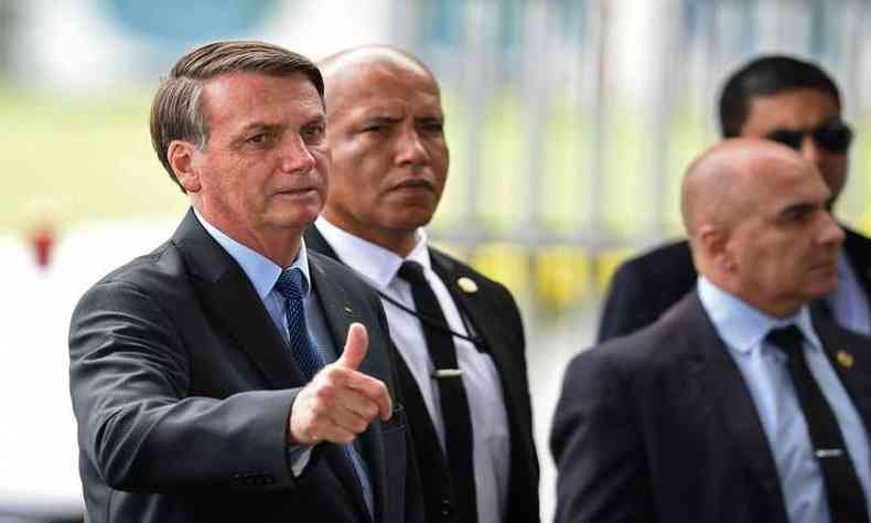 Presidente Jair Bolsonaro na manh desta quarta-feira, na portaria do Palcio da Alvorada(foto: EVARISTO S / AFP)