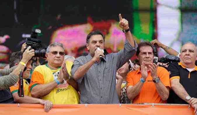 Ao lado de Paulinho da Fora (D), Acio Neves cobra presena de Dilma no evento dos trabalhadores e condena uso da cadeia de rdio e TV pela presidente(foto: ALICE VERGUEIRO/FUTURA PRESS/ESTADAO CONTEUDO)