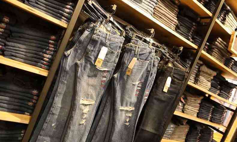 Europeus escolheram produtos emblemticos, como o jeans americano, como resposta  poltica agressiva adotada por Donald Trump (foto: JOE RAEDLE/AFP )