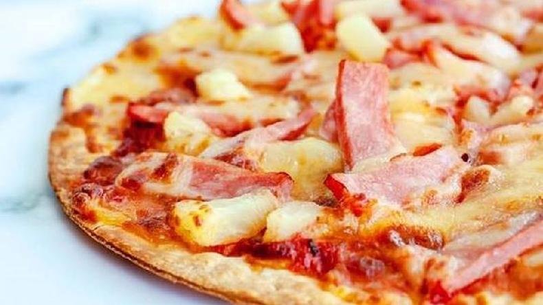 Poucos alimentos causam discussões tão dramáticas quanto a pizza havaiana(foto: Getty Images) Pizza recheada com queijo e calabresa