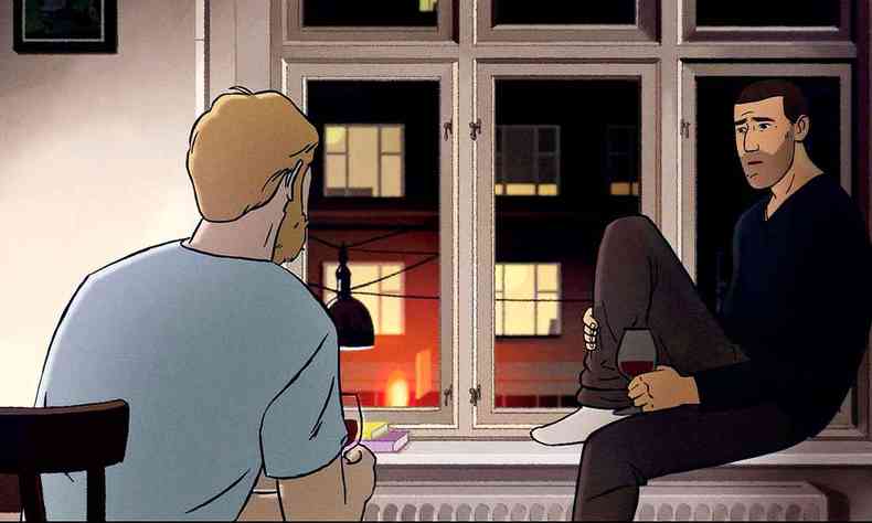 Animao tem homem de costas, sentado em frente a mesa com prato e garrafa, conversando com outro, sentado no parapeito de janela