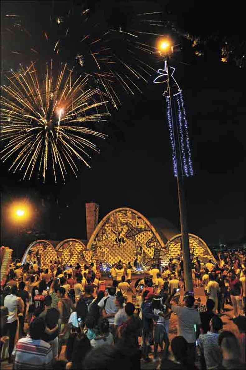 Todos os anos, a festa de fogos da TV Alterosa leva multides  orla da Pampulha (foto: Leandro Couri/EM/D.A Press )
