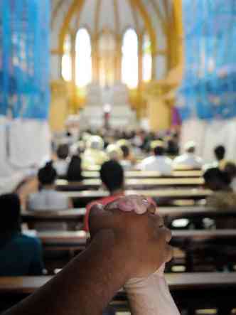 Contato fsico durante a missa deve ser evitado ante o risco de contgio, segundo a Arquidiocese de BH 