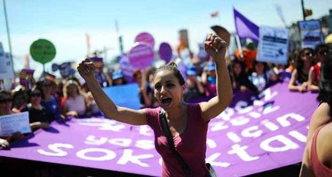 Cidadãos desafiam pedido do primeiro-ministro, Recep Tayyip Erdogan, para que as manifestações sejam encerradas imediatamente(foto: AFP PHOTO/BULENT KILIC ) Cidadãos desafiam pedido do primeiro-ministro, Recep Tayyip Erdogan, para que as manifestações sejam encerradas imediatamente(foto: AFP PHOTO/BULENT KILIC )