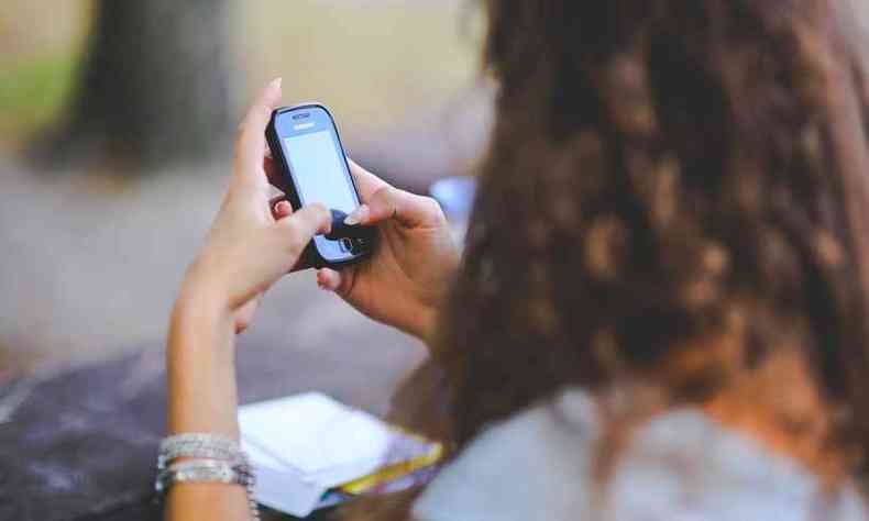 A policial militar foi agredida quando o celular de seu ento parceiro sinalizou o recebimento de uma mensagem(foto: PXHere/Reproduo)