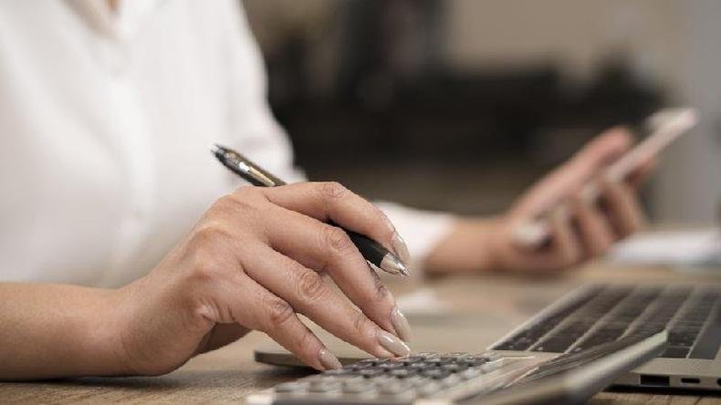 A contabilidade é considerada uma profissão chata de acordo com uma pesquisa envolvendo centenas de pessoas(foto: Getty Images) Mãos utilizando calculadora