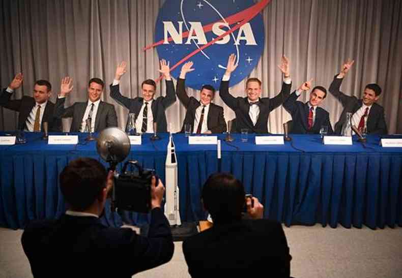 Srie recria momentos icnicos do programa espacial americano, como a coletiva do grupo Mercury 7(foto: Disney /divulgao)