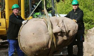  A pea de granito de 3,5 toneladas vai se tornar destaque de uma nova exposio do museu de figuras-chave da histria da Alemanha(foto: AFP PHOTO / DPA / WOLFGANG KUMM)