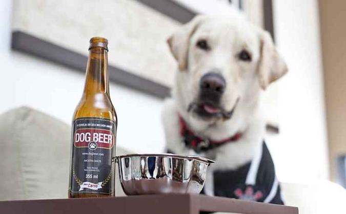 A cerveja é feita à base de malte e está disponível nos sabores carne e frango(foto: Grupo Ipet/Divulgação) A cerveja é feita à base de malte e está disponível nos sabores carne e frango(foto: Grupo Ipet/Divulgação)