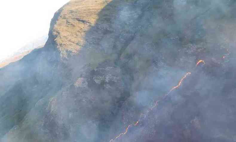 Muita fumaça cerca a Serra do Cipó no sétimo dia de incêndios(foto: Divulgação/Corpo de Bombeiros)