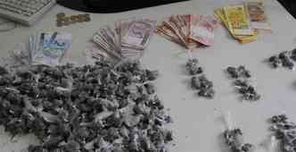 Polcia apreendeu drogas e dinheiro com os suspeitos(foto: Paulo Filgueiras/EM/DA Press)