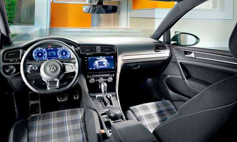 Interior traz os mesmos bancos em tecido xadrez tradicionais do GTI(foto: Volkswagen/Divulgao)